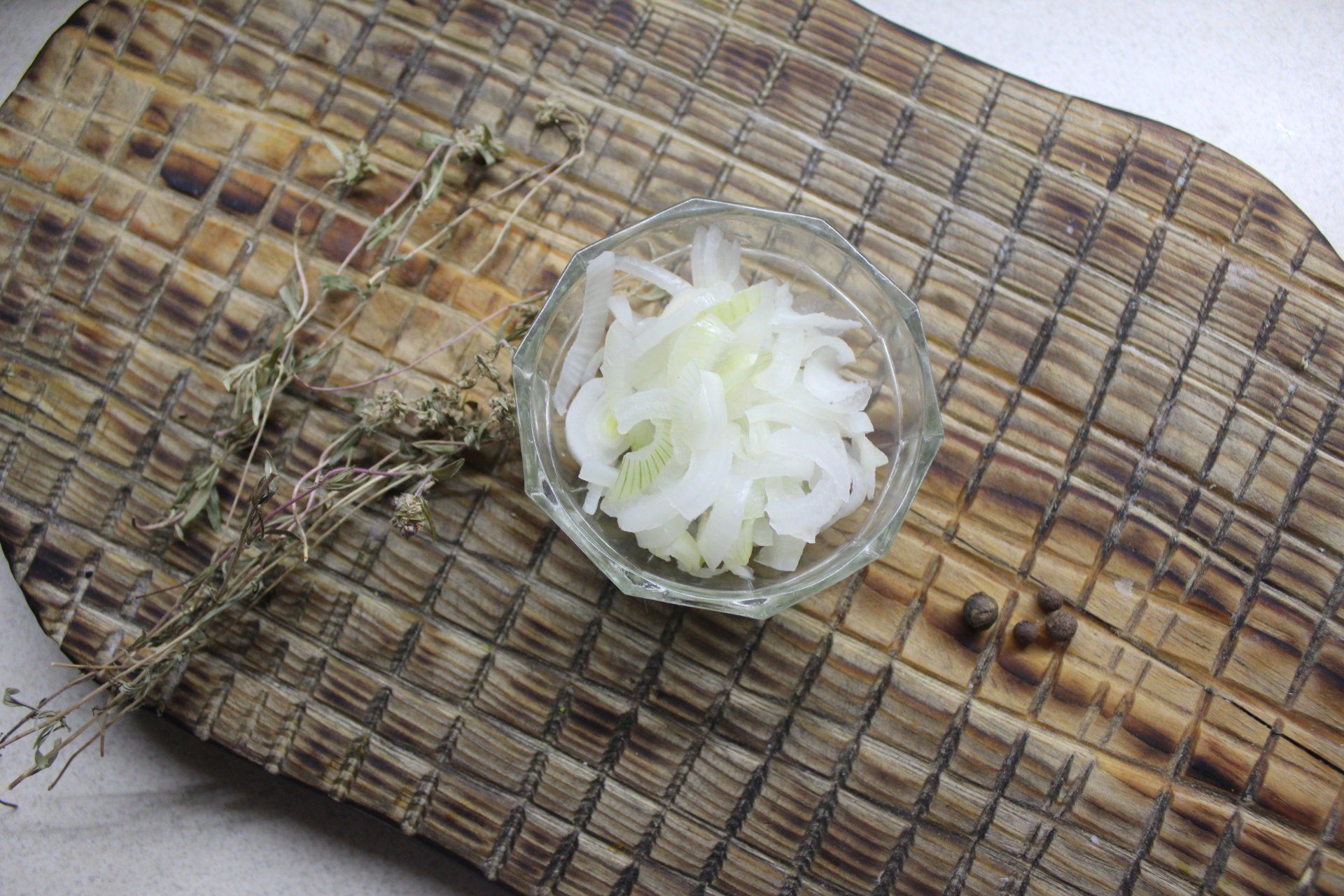 Как замариновать лук для селедки?