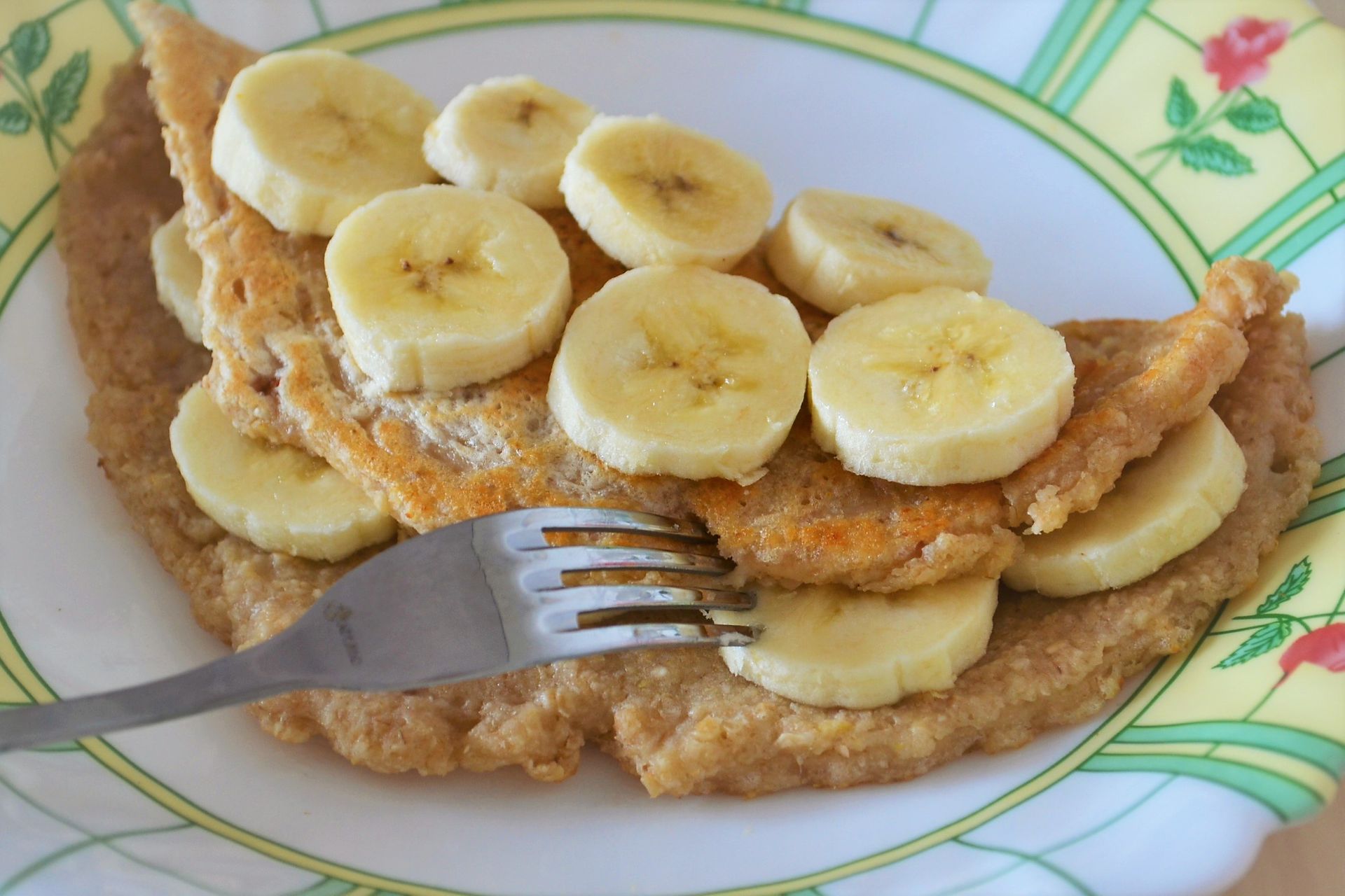 Овсяный блин на завтрак для похудения рецепт. Банановый овсяноблин. Овсяно блин с бананом. Овсяноблин с арахисовой пастой и бананом. Бутерброд с бананом и сыром.