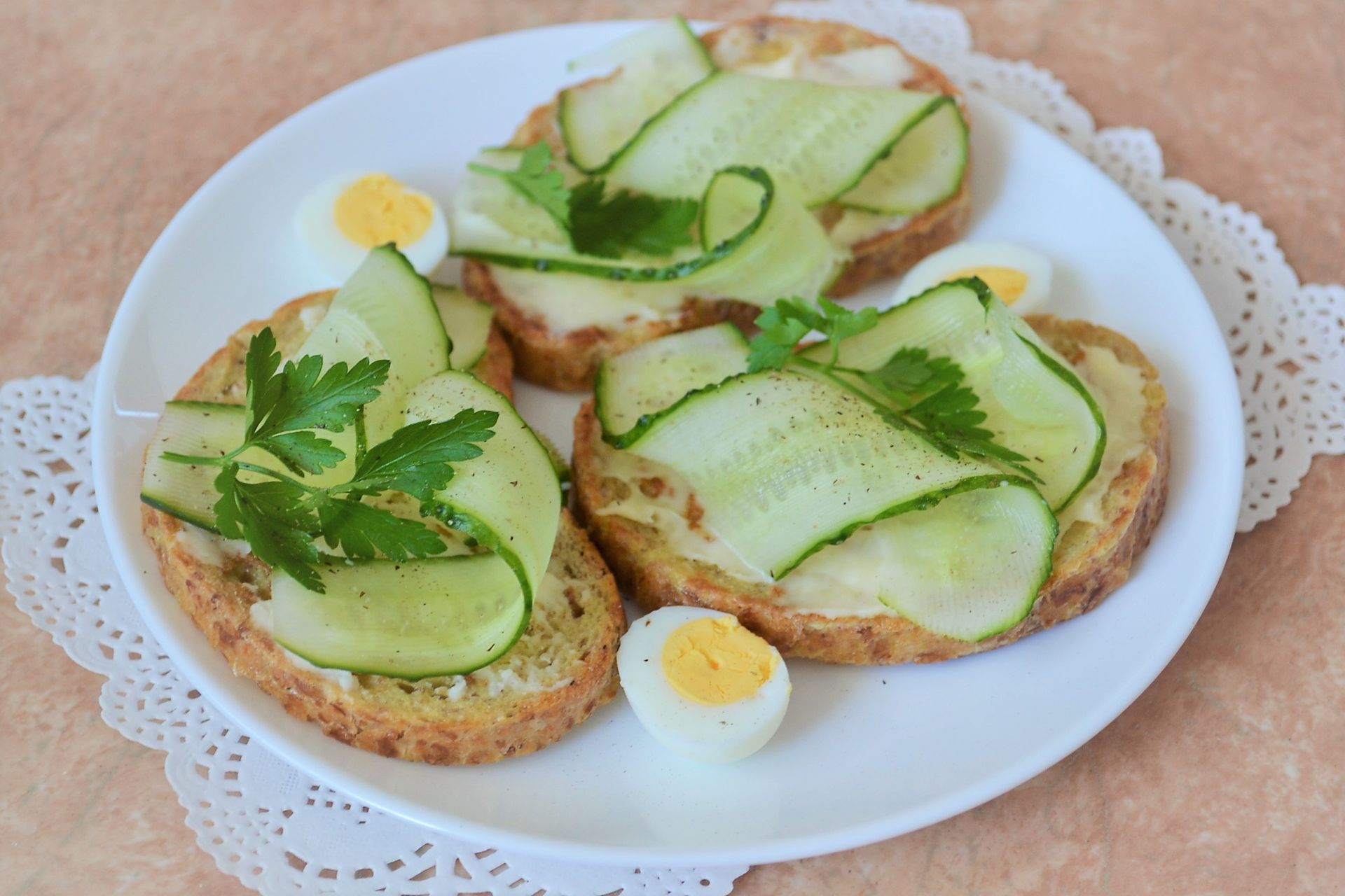 Гренки с тунцом, яйцами и маринованными огурцами