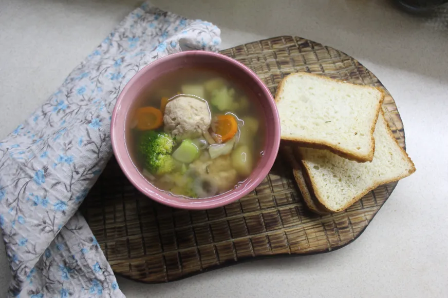 Овощной суп с куриными фрикадельками и брокколи