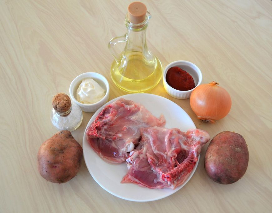 Курица с картошкой и грибами в горшочках: рецепт - Лайфхакер