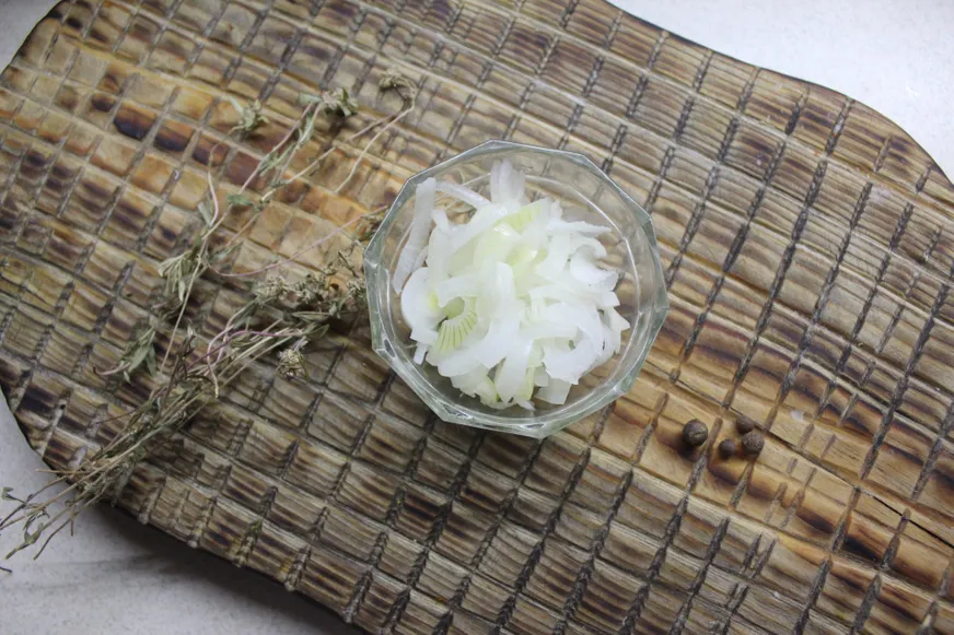 Хрустящий маринованный лук для салатов и закусок